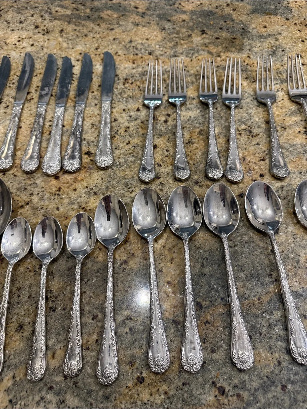 Wm Rogers & Son Silverplate Flatware‎ Set 32 Piece Floral Scroll Pattern